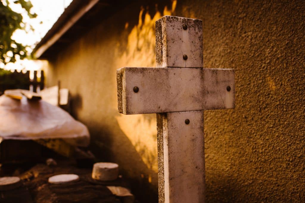 Imagen de una cruz en un cementerio.