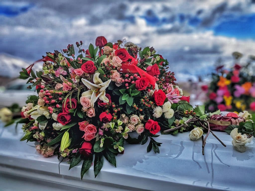 Imagen de flores sobre un féretro.